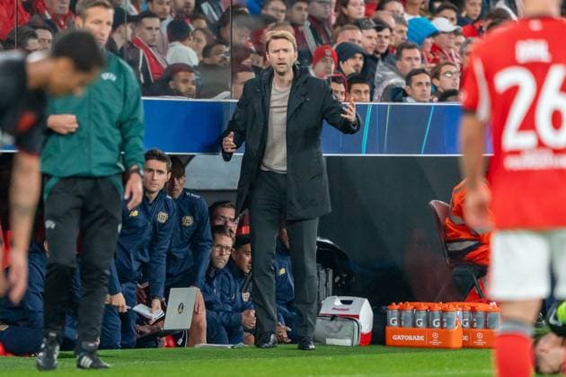 Simon Rolfes (Bayer 04 Leverkusen, Geschaeftsfuehrer aergert sich ueber ein Foulspiel POR, Benfica Lissabon vs. Bayer 04 Leverkusen, Fussball, UEFA Champions League, Spieltag 4, Spielzeit 2025 2026, 05.11.2025, POR, Benfica Lissabon vs. Bayer 04 Leverkusen, Fussball, UEFA Champions League, Spieltag 4, Spielzeit 2025 2026, 05.11.2025, Lissabon Copyright: xEibner-Pressefoto EdwardxCheungx EP_ECG