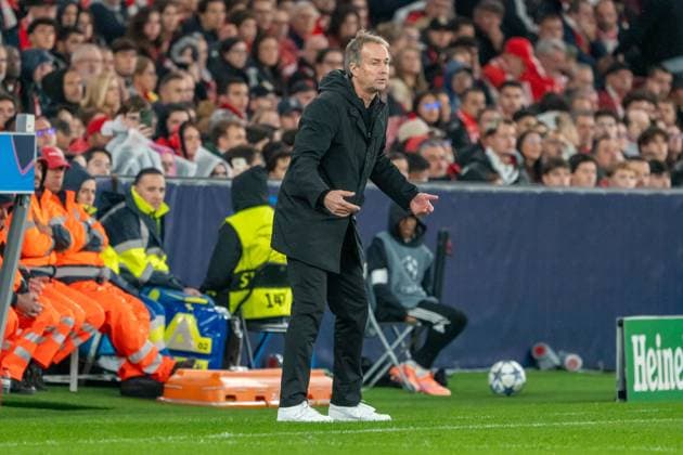 Kasper Hjulmand (Bayer Leverkusen, Trainer) gestikuliert an der Seitenlinie, POR, Benfica Lissabon vs. Bayer 04 Leverkusen, Fussball, UEFA Champions League, Spieltag 4, Spielzeit 2025 2026, 05.11.2025, POR, Benfica Lissabon vs. Bayer 04 Leverkusen, Fussball, UEFA Champions League, Spieltag 4, Spielzeit 2025 2026, 05.11.2025, Lissabon Copyright: xEibner-Pressefoto EdwardxCheungx EP_ECG