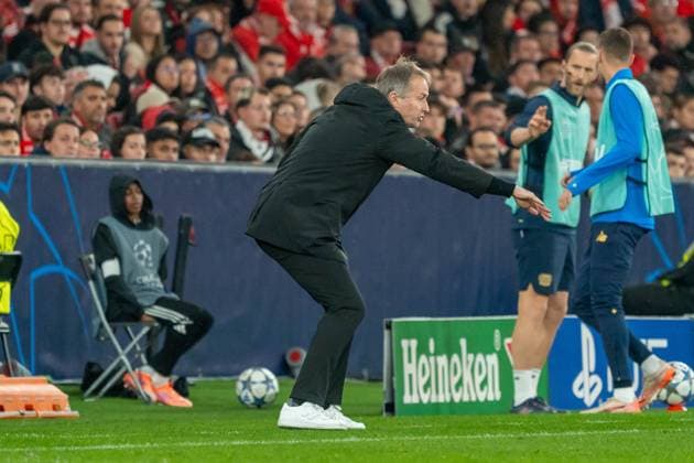 Kasper Hjulmand (Bayer Leverkusen, Trainer) gestikuliert an der Seitenlinie, POR, Benfica Lissabon vs. Bayer 04 Leverkusen, Fussball, UEFA Champions League, Spieltag 4, Spielzeit 2025 2026, 05.11.2025, POR, Benfica Lissabon vs. Bayer 04 Leverkusen, Fussball, UEFA Champions League, Spieltag 4, Spielzeit 2025 2026, 05.11.2025, Lissabon Copyright: xEibner-Pressefoto EdwardxCheungx EP_ECG