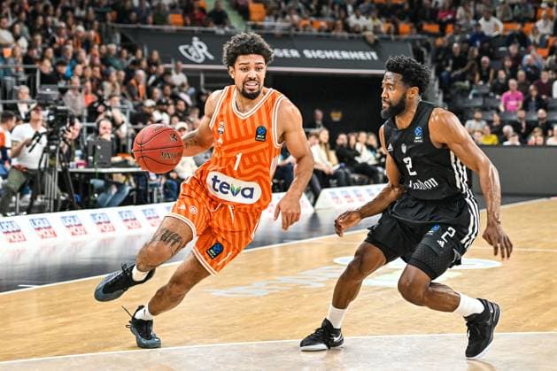 GER, EuroCup, ratiopharm Ulm vs London Lions 05.11.2025, ratiopharm arena, Neu-Ulm, GER, EuroCup, ratiopharm Ulm vs London Lions, im Bild Len Schoormann (Ulm, 1), Chasson Randle (London, 2)