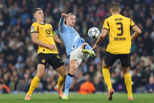 . - Manchester City v Borussia Dortmund, MD4, UEFA Champions League, League Phase, Etihad Stadium, Manchester, England. - 5th November 2025. (C) Ian Stephen Crystal Pix Erling Haaland of Manchester City controls the ball. - Manchester City v Borussia Dortmund, MD4, UEFA Champions League, League Phase, Etihad Stadium, Manchester, England. - 5th November 2025. (C) Ian Stephen Crystal Pix Manchester Etihad Stadium United Kingdom Copyright: xIanxStephenx CP_IM_IS_City_Dortmund_05November2025_001