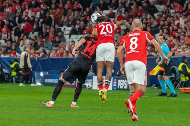 Richard Rios (Benfica Lissabon, 20) gewinnt das Kopfballduell gegen Patrik Schick (Bayer Leverkusen, 14), POR, Benfica Lissabon vs. Bayer 04 Leverkusen, Fussball, UEFA Champions League, Spieltag 4, Spielzeit 2025 2026, 05.11.2025, POR, Benfica Lissabon vs. Bayer 04 Leverkusen, Fussball, UEFA Champions League, Spieltag 4, Spielzeit 2025 2026, 05.11.2025, Lissabon Copyright: xEibner-Pressefoto EdwardxCheungx EP_ECG