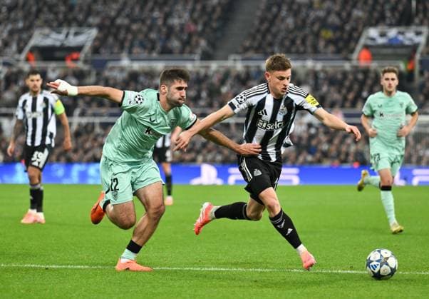 Harvey Barnes of Newcastle United fends off Jesus Areso of Athletic Club Newcastle United v Athletic Bilbao, UEFA Champions League, Group Stage, Football, St James Park, Newcastle, UK - 05 Nov 2025Newcastle St James Park United Kingdom EDITORIAL USE ONLY No use with unauthorised audio, video, data, fixture lists, club league logos or live services. Online in-match use limited to 120 images, no video emulation. No use in betting, games or single club league player publications. Copyright: xRichardxLee Shutterstockx 15642192bp