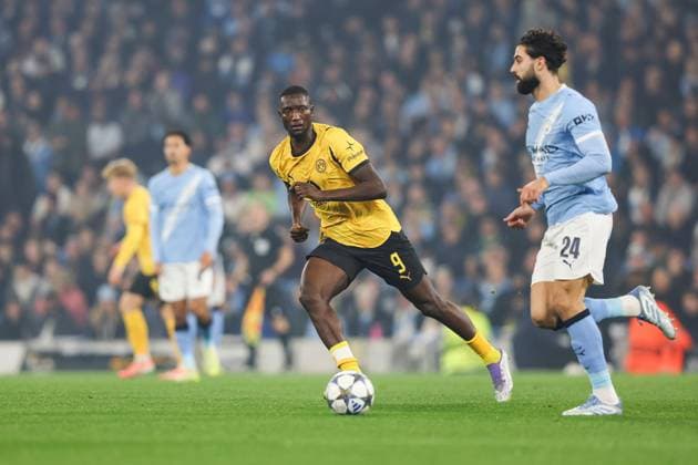 . - Manchester City v Borussia Dortmund, MD4, UEFA Champions League, League Phase, Etihad Stadium, Manchester, England. - 5th November 2025. (C) Ian Stephen Crystal Pix Serhou Guirassy of Borussia Dortmund tracks Josko Gvardiol of Manchester City. - Manchester City v Borussia Dortmund, MD4, UEFA Champions League, League Phase, Etihad Stadium, Manchester, England. - 5th November 2025. (C) Ian Stephen Crystal Pix Manchester Etihad Stadium United Kingdom Copyright: xIanxStephenx CP_IM_IS_City_Dortmund_05November2025_023