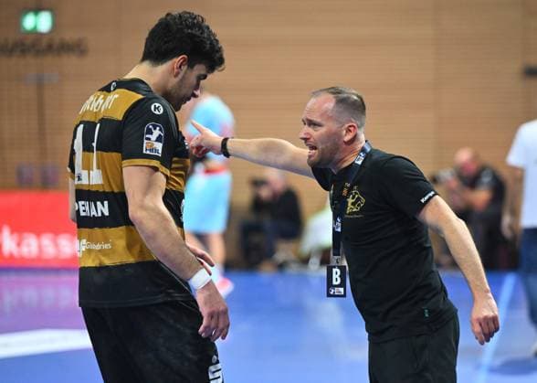v.l.: Doruk Pehlivan mit Trainer Andre Haber (beide Dresden), HC Elbflorenz Dresden gegen MT Melsungen, Handball, DHB-Pokal, DHB, Pokal, Saison 2025 2026, Dresden, BallsportARENA Dresden, 05.11.2025,
