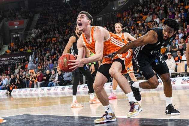 GER, EuroCup, ratiopharm Ulm vs London Lions 05.11.2025, ratiopharm arena, Neu-Ulm, GER, EuroCup, ratiopharm Ulm vs London Lions, im Bild Diego Garavaglia (Ulm, 23), Chasson Randle (London, 2)