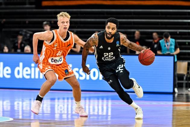 GER, EuroCup, ratiopharm Ulm vs London Lions 05.11.2025, ratiopharm arena, Neu-Ulm, GER, EuroCup, ratiopharm Ulm vs London Lions, im Bild Teo Milicic (Ulm, 44), Tarik Phillip (London, 22)