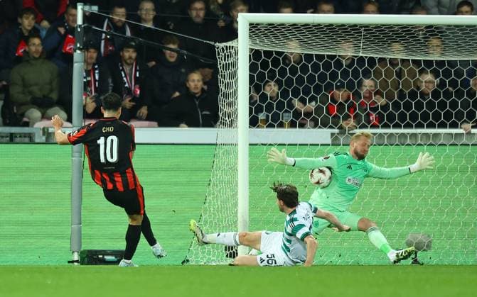 Kasper Schmeichel of Celtic saves a shot from Cho Gue-Sung of FC Midtjylland Midtjylland vs Celtic, UEFA Europa League, Group Stage, Football, MCH Arena, Herning, Denmark - 06 Nov 2025Herning MCH Arena Denmark EDITORIAL USE ONLY No use with unauthorised audio, video, data, fixture lists, club league logos or live services. Online in-match use limited to 120 images, no video emulation. No use in betting, games or single club league player publications. Copyright: xMichaelxZemanek Shutterstockx 15642247o