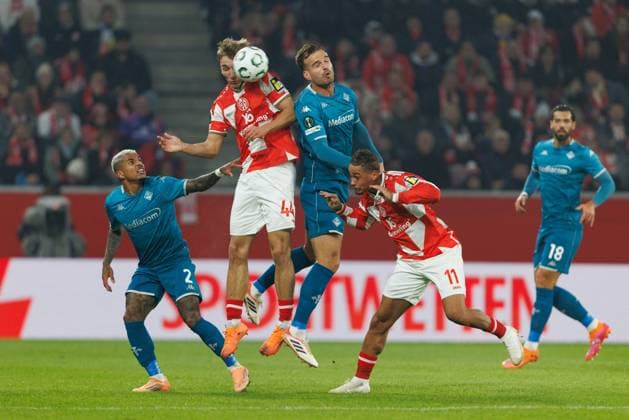 Nelson Weiper (FSV Mainz 05) und Armindo Sieb (FSV Mainz 05) im Zweikampf mit Domilson Dodo (AC Florenz) und Marin Pongracic (AC Florenz), FSV Mainz 05 vs AC Florenz, Fussball, Conference League, 3. Spieltag, Saison 2025 2026, 06.11.2025 DFB regulations prohibit any use of photographs as image sequences and or quasi-video. FSV Mainz 05 vs AC Florenz, Fussball, Conference League, 3. Spieltag, Saison 2025 2026, 06.11.2025 Copyright: xEibner-Pressefoto AlexanderxNeisx EP_ANS