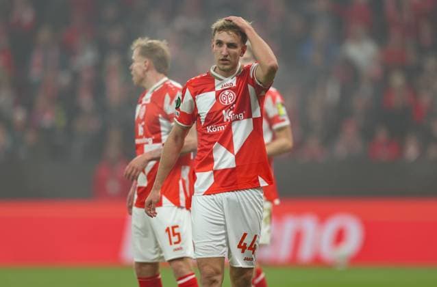06.11.2025, Fussball UEFA Conference League, 1. FSV Mainz 05 - AC Florenz, v.l., Nelson Weiper (FSV Mainz 05) enttaeuscht, enttaeuscht schauend, dissapointed, traurig, frustiert, frust, gefrustet DFL DFB REGULATIONS PROHIBIT ANY USE OF PHOTOGRAPHS AS IMAGE SEQUENCES AND OR QUASI-VIDEO. xdcx Copyright: HMBxMedia Claus