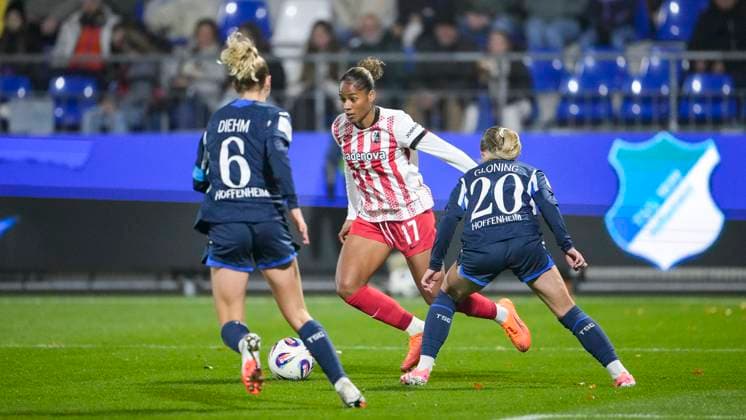 v.li.: Vanessa Diehm (TSG, 6), Aurelie Csillag (Freiburg, 17), Laura Gloning (TSG, 20), Zweikampf, Spielszene, Duell, duel, tackle, tackling, Dynamik, Action, Aktion, 06.11.2025, Sinsheim (Hoffenheim) (Deutschland), Fussball, Google Pixel Frauen-Bundesliga, TSG 1899 Hoffenheim - SC Freiburg, DFB DFL REGULATIONS PROHIBIT ANY USE OF PHOTOGRAPHS AS IMAGE SEQUENCES AND OR QUASI-VIDEO.