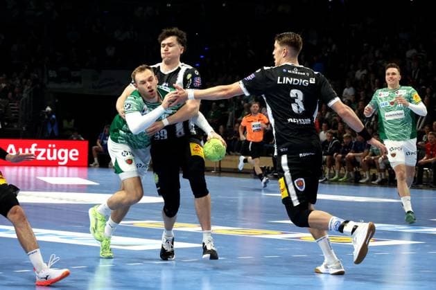 DEU, DHB-Pokal, Fuechse Berlin vs. Eisenach, 06.11.2025, Max-Schmeling-Halle, Berlin, DEU, DHB-Pokal, Fuechse Berlin vs. Eisenach, im Bild Mathias Gidsel (Fuechse Berlin 19), Tillmann Leu (Eisenach 99), Oskar Joelsson (Eisenach 3)