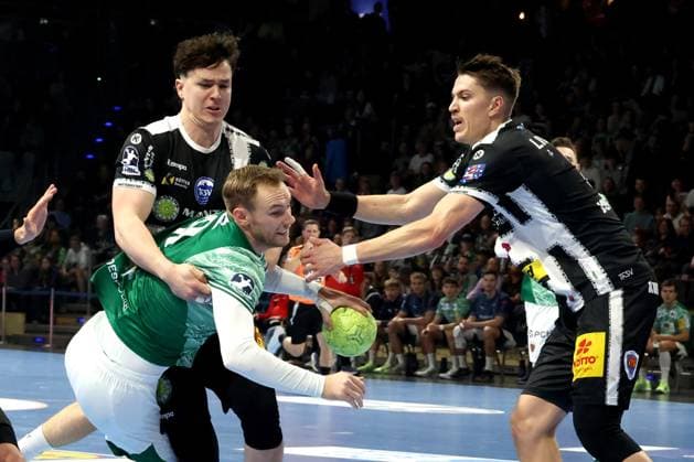 DEU, DHB-Pokal, Fuechse Berlin vs. Eisenach, 06.11.2025, Max-Schmeling-Halle, Berlin, DEU, DHB-Pokal, Fuechse Berlin vs. Eisenach, im Bild Mathias Gidsel (Fuechse Berlin 19), Tillmann Leu (Eisenach 99), Oskar Joelsson (Eisenach 3)