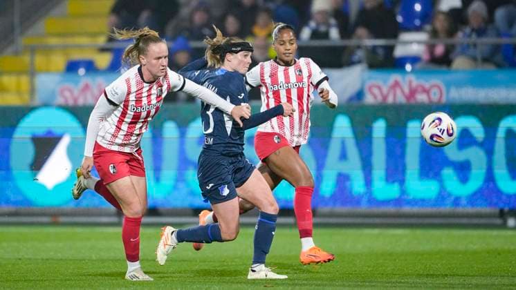 v.li.: Luca Birkholz (Freiburg, 23), Wielle Douma (Wianda Ellen Geertruida Douma, TSG, 13), Aurelie Csillag (Freiburg, 17), Zweikampf, Spielszene, Duell, duel, tackle, tackling, Dynamik, Action, Aktion, 06.11.2025, Sinsheim (Hoffenheim) (Deutschland), Fussball, Google Pixel Frauen-Bundesliga, TSG 1899 Hoffenheim - SC Freiburg, DFB DFL REGULATIONS PROHIBIT ANY USE OF PHOTOGRAPHS AS IMAGE SEQUENCES AND OR QUASI-VIDEO.