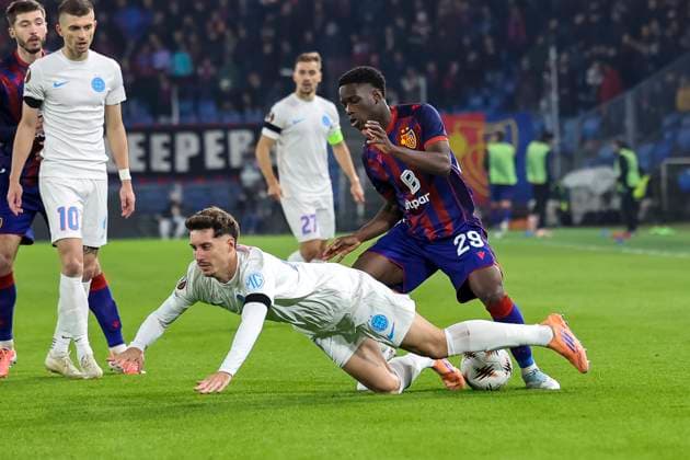 David Miculescu (FCSB Bukarest, 11) und Moussa Cisse (FC Basel, 29) im Zweikampf , Schweiz, Fussball, UEFA Europa League, 4. Spieltag, 2025 2026, FC Basel vs. FCSB Bukarest, 06.11.2025, Sankt Jakob Park, Basel, Schweiz Basel Sankt Jakob Park Kanton Basel-Stadt Schweiz Copyright: xGrantxHubbsx