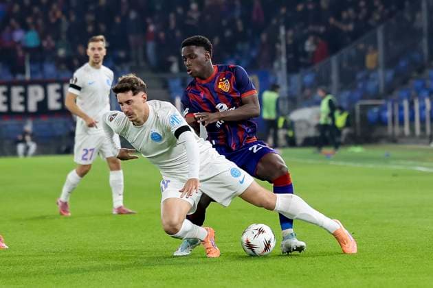 David Miculescu (FCSB Bukarest, 11) und Moussa Cisse (FC Basel, 29) im Zweikampf , Schweiz, Fussball, UEFA Europa League, 4. Spieltag, 2025 2026, FC Basel vs. FCSB Bukarest, 06.11.2025, Sankt Jakob Park, Basel, Schweiz Basel Sankt Jakob Park Kanton Basel-Stadt Schweiz Copyright: xGrantxHubbsx