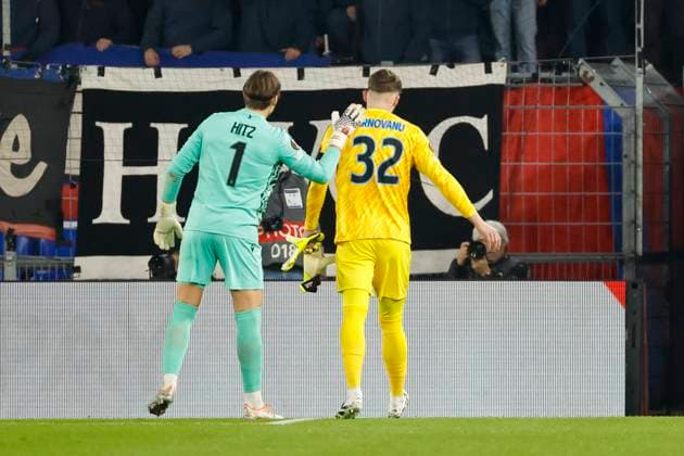 Stefan Tarnovanu (FCSB Bukarest, 32) geht vom Platz nach der rote Karte von Schiedsrichter Juxhin Xhaja (ALB), links Marwin Hitz (FC Basel, 01) , Schweiz, Fussball, UEFA Europa League, 4. Spieltag, 2025 2026, FC Basel vs. FCSB Bukarest, 06.11.2025, Sankt Jakob Park, Basel, Schweiz Basel Sankt Jakob Park Kanton Basel-Stadt Schweiz Copyright: xGrantxHubbsx