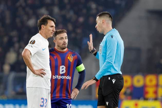Risto Radunovic (FCSB Bukarest, 33), Xherdan Shaqiri (FC Basel, 10) und Schiedsrichter Juxhin Xhaja (ALB) im Dialog , Schweiz, Fussball, UEFA Europa League, 4. Spieltag, 2025 2026, FC Basel vs. FCSB Bukarest, 06.11.2025, Sankt Jakob Park, Basel, Schweiz Basel Sankt Jakob Park Kanton Basel-Stadt Schweiz Copyright: xGrantxHubbsx