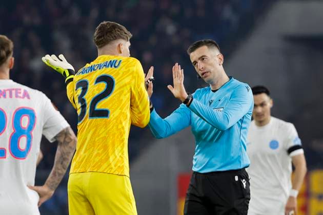 Stefan Tarnovanu (FCSB Bukarest, 32) und Schiedsrichter Juxhin Xhaja (ALB) im Dialog nach der roten Karte , Schweiz, Fussball, UEFA Europa League, 4. Spieltag, 2025 2026, FC Basel vs. FCSB Bukarest, 06.11.2025, Sankt Jakob Park, Basel, Schweiz Basel Sankt Jakob Park Kanton Basel-Stadt Schweiz Copyright: xGrantxHubbsx