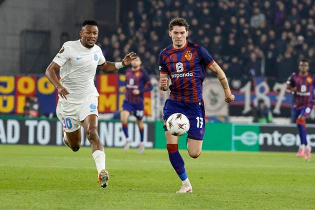 Siyabonga Ngezana (FCSB Bukarest, 30) und Moritz Broschinski (FC Basel, 17) im Laufduell , Schweiz, Fussball, UEFA Europa League, 4. Spieltag, 2025 2026, FC Basel vs. FCSB Bukarest, 06.11.2025, Sankt Jakob Park, Basel, Schweiz Basel Sankt Jakob Park Kanton Basel-Stadt Schweiz Copyright: xGrantxHubbsx