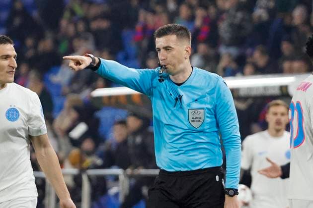 Schiedsrichter Juxhin Xhaja (ALB) gibt Elfmeter , Schweiz, Fussball, UEFA Europa League, 4. Spieltag, 2025 2026, FC Basel vs. FCSB Bukarest, 06.11.2025, Sankt Jakob Park, Basel, Schweiz Basel Sankt Jakob Park Kanton Basel-Stadt Schweiz Copyright: xGrantxHubbsx