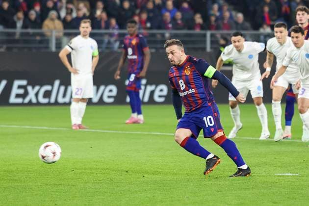 Elfmeter zum 1:0 durch Xherdan Shaqiri (FC Basel, 10) , Schweiz, Fussball, UEFA Europa League, 4. Spieltag, 2025 2026, FC Basel vs. FCSB Bukarest, 06.11.2025, Sankt Jakob Park, Basel, Schweiz Basel Sankt Jakob Park Kanton Basel-Stadt Schweiz Copyright: xGrantxHubbsx