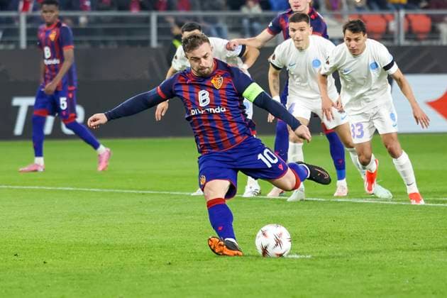 Elfmeter zum 1:0 durch Xherdan Shaqiri (FC Basel, 10) , Schweiz, Fussball, UEFA Europa League, 4. Spieltag, 2025 2026, FC Basel vs. FCSB Bukarest, 06.11.2025, Sankt Jakob Park, Basel, Schweiz Basel Sankt Jakob Park Kanton Basel-Stadt Schweiz Copyright: xGrantxHubbsx