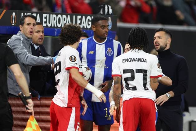 UTRECHT , 06-11-2025 , stadium Galgenwaard , season 2025 2026 , UEFA Europa League football , league phase match day 4 , match between FC Utrecht and Porto , picture shows FC Utrecht player Miguel Rodriguez, Porto player Pablo Rosario, FC Utrecht player Alonzo Engwanda, Porto coach Francesco Farioli Utrecht - Porto x31890151x Copyright: