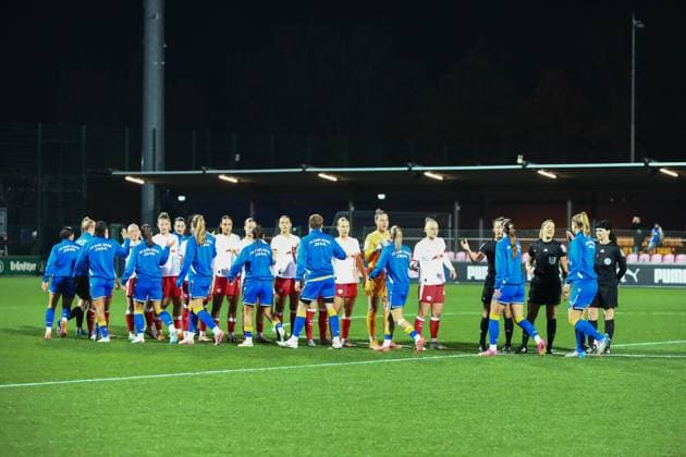 RB Leipzig - Jena 1. Bundesliga Frauen Leipzig, Trainingszentrum am Cottaweg, 06.11.2025, Fußball, Frauen, Saison 2025 2026, Frauen-Bundesliga, 9. Spieltag , RB Leipzig - FC Carl Zeiss Jena , Im Bild: Begrüßung der Mannschaften ,