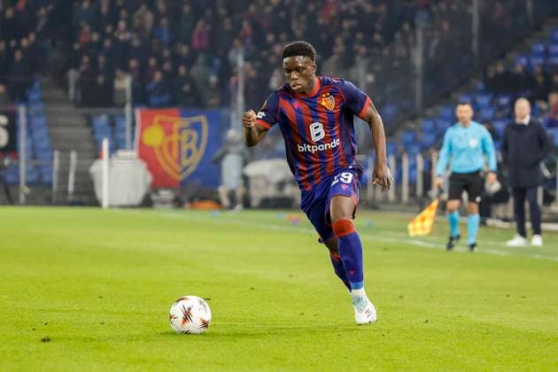 Moussa Cisse (FC Basel, 29) am Ball , Schweiz, Fussball, UEFA Europa League, 4. Spieltag, 2025 2026, FC Basel vs. FCSB Bukarest, 06.11.2025, Sankt Jakob Park, Basel, Schweiz Basel Sankt Jakob Park Kanton Basel-Stadt Schweiz Copyright: xGrantxHubbsx