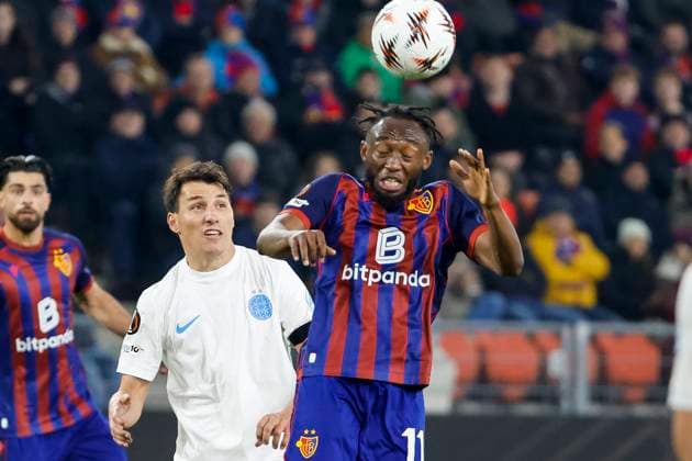 Risto Radunovic (FCSB Bukarest, 33) und Benie Traore (FC Basel, 11) beim Kopfballduell , Schweiz, Fussball, UEFA Europa League, 4. Spieltag, 2025 2026, FC Basel vs. FCSB Bukarest, 06.11.2025, Sankt Jakob Park, Basel, Schweiz Basel Sankt Jakob Park Kanton Basel-Stadt Schweiz Copyright: xGrantxHubbsx
