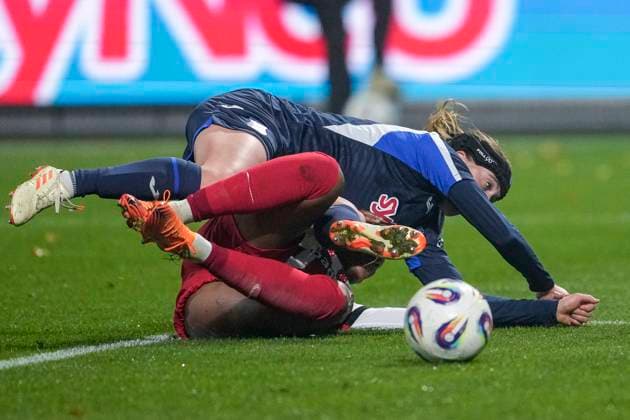 v.li.: Wielle Douma (Wianda Ellen Geertruida Douma, TSG, 13), Aurelie Csillag (Freiburg, 17), Zweikampf, Spielszene, Duell, duel, tackle, tackling, Dynamik, Action, Aktion, im Strafraum, Strafraumszene, 06.11.2025, Sinsheim (Hoffenheim) (Deutschland), Fussball, Google Pixel Frauen-Bundesliga, TSG 1899 Hoffenheim - SC Freiburg, DFB DFL REGULATIONS PROHIBIT ANY USE OF PHOTOGRAPHS AS IMAGE SEQUENCES AND OR QUASI-VIDEO.