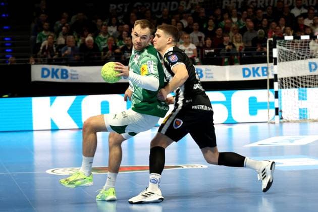 DEU, DHB-Pokal, Fuechse Berlin vs. Eisenach, 06.11.2025, Max-Schmeling-Halle, Berlin, DEU, DHB-Pokal, Fuechse Berlin vs. Eisenach, im Bild Mathias Gidsel (Fuechse Berlin 19), Vukasin Antonijevic (Eisenach 41)
