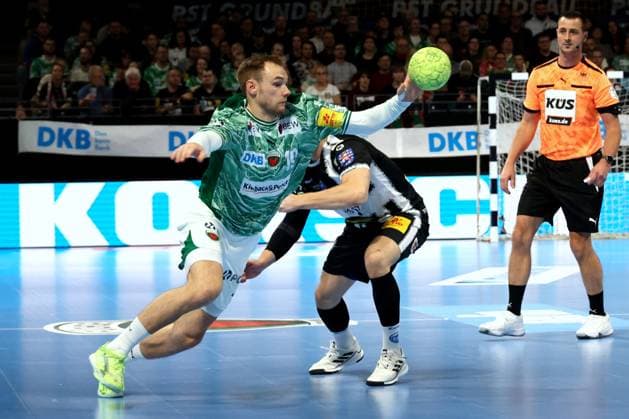 DEU, DHB-Pokal, Fuechse Berlin vs. Eisenach, 06.11.2025, Max-Schmeling-Halle, Berlin, DEU, DHB-Pokal, Fuechse Berlin vs. Eisenach, im Bild Mathias Gidsel (Fuechse Berlin 19), Vukasin Antonijevic (Eisenach 41)