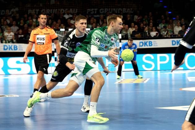 DEU, DHB-Pokal, Fuechse Berlin vs. Eisenach, 06.11.2025, Max-Schmeling-Halle, Berlin, DEU, DHB-Pokal, Fuechse Berlin vs. Eisenach, im Bild Mathias Gidsel (Fuechse Berlin 19), Vukasin Antonijevic (Eisenach 41)