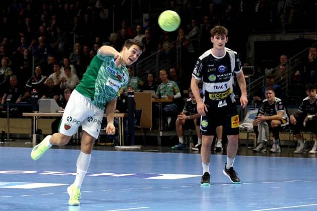 DEU, DHB-Pokal, Fuechse Berlin vs. Eisenach, 06.11.2025, Max-Schmeling-Halle, Berlin, DEU, DHB-Pokal, Fuechse Berlin vs. Eisenach, im Bild 7m von Tim Freihoefer (Fuechse Berlin 20), Stephan Seitz (Eisenach 44)