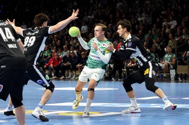 DEU, DHB-Pokal, Fuechse Berlin vs. Eisenach, 06.11.2025, Max-Schmeling-Halle, Berlin, DEU, DHB-Pokal, Fuechse Berlin vs. Eisenach, im Bild Tobias Grondahl (Fuechse Berlin 15), Philipp Meyer (Eisenach 27), Tillmann Leu (Eisenach 99)