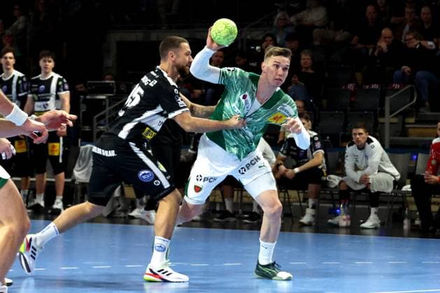 DEU, DHB-Pokal, Fuechse Berlin vs. Eisenach, 06.11.2025, Max-Schmeling-Halle, Berlin, DEU, DHB-Pokal, Fuechse Berlin vs. Eisenach, im Bild Lasse Andersson (Fuechse Berlin 11), Alexander Saul (Eisenach 95)