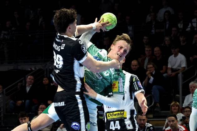 DEU, DHB-Pokal, Fuechse Berlin vs. Eisenach, 06.11.2025, Max-Schmeling-Halle, Berlin, DEU, DHB-Pokal, Fuechse Berlin vs. Eisenach, im Bild Lasse Andersson (Fuechse Berlin 11), Tillmann Leu (Eisenach 99), Stephan Seitz (Eisenach 44)