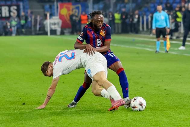 Alexandru Pantea (FCSB Bukarest, 28) und Benie Traore (FC Basel, 11) im Zweikampf , Schweiz, Fussball, UEFA Europa League, 4. Spieltag, 2025 2026, FC Basel vs. FCSB Bukarest, 06.11.2025, Sankt Jakob Park, Basel, Schweiz Basel Sankt Jakob Park Kanton Basel-Stadt Schweiz Copyright: xGrantxHubbsx