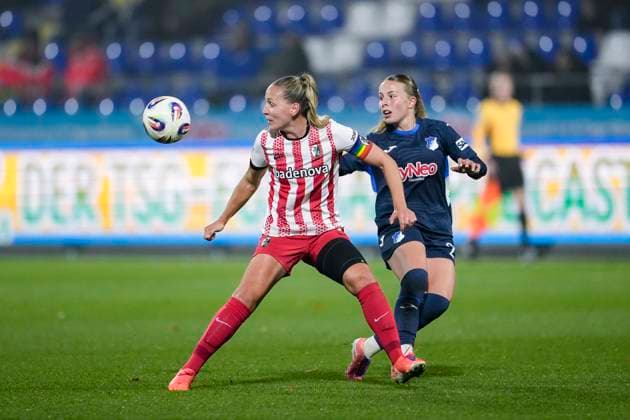 v.li.: Lisa Karl (Freiburg, 2), Laura Gloning (TSG, 20), Zweikampf, Spielszene, Duell, duel, tackle, tackling, Dynamik, Action, Aktion, 06.11.2025, Sinsheim (Hoffenheim) (Deutschland), Fussball, Google Pixel Frauen-Bundesliga, TSG 1899 Hoffenheim - SC Freiburg, DFB DFL REGULATIONS PROHIBIT ANY USE OF PHOTOGRAPHS AS IMAGE SEQUENCES AND OR QUASI-VIDEO.