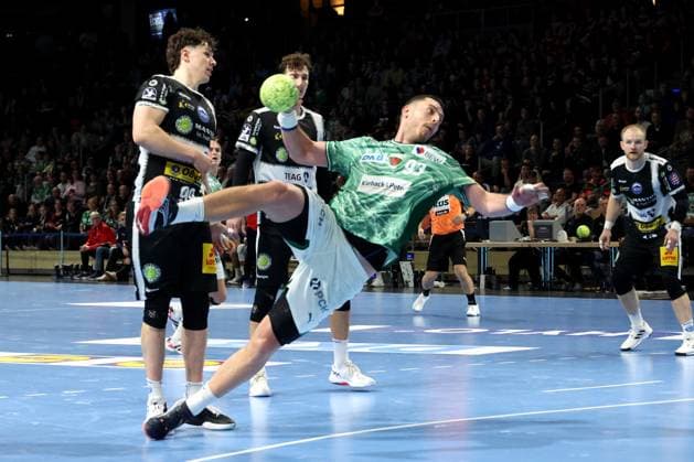 DEU, DHB-Pokal, Fuechse Berlin vs. Eisenach, 06.11.2025, Max-Schmeling-Halle, Berlin, DEU, DHB-Pokal, Fuechse Berlin vs. Eisenach, im Bild Dejan Milosavljev (Fuechse Berlin 96), Tillmann Leu (Eisenach 99)