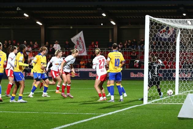 RB Leipzig - Jena 1. Bundesliga Frauen Leipzig, Trainingszentrum am Cottaweg, 06.11.2025, Fußball, Frauen, Saison 2025 2026, Frauen-Bundesliga, 9. Spieltag , RB Leipzig - FC Carl Zeiss Jena , Im Bild: Tor für RB Leipzig , Emilia Ãsgeirsdottir (8, Leipzig) ftifft zum 1:0