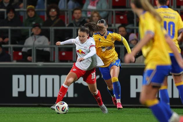RB Leipzig - Jena 1. Bundesliga Frauen Leipzig, Trainingszentrum am Cottaweg, 06.11.2025, Fußball, Frauen, Saison 2025 2026, Frauen-Bundesliga, 9. Spieltag , RB Leipzig - FC Carl Zeiss Jena , Im Bild v.l.: Lisa Baum (11, Leipzig) und Rieke Tietz (17, Jena) ,