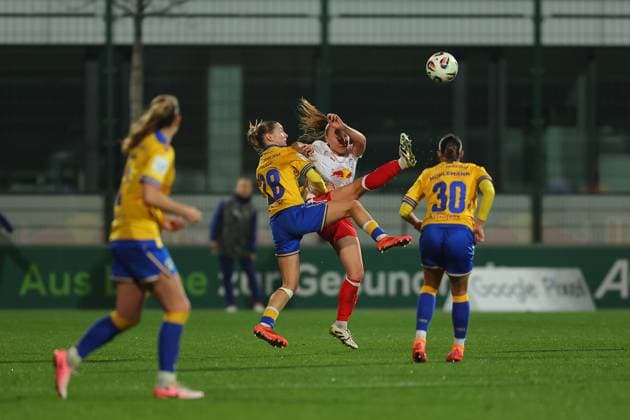 RB Leipzig - Jena 1. Bundesliga Frauen Leipzig, Trainingszentrum am Cottaweg, 06.11.2025, Fußball, Frauen, Saison 2025 2026, Frauen-Bundesliga, 9. Spieltag , RB Leipzig - FC Carl Zeiss Jena , Im Bild v.l.: Emiliy Reske (28, Jena) und Lou-Ann Joly (6, RB Leipzig)1 ,