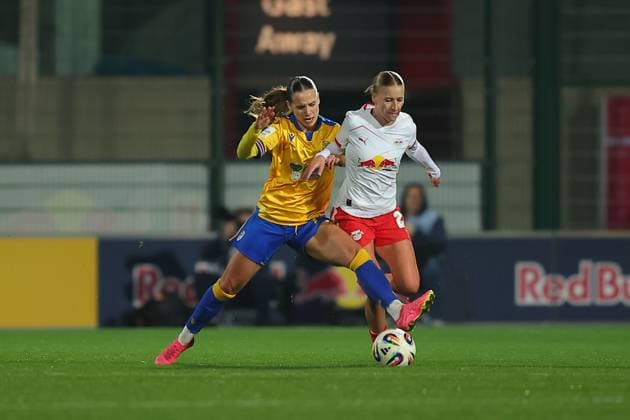 RB Leipzig - Jena 1. Bundesliga Frauen Leipzig, Trainingszentrum am Cottaweg, 06.11.2025, Fußball, Frauen, Saison 2025 2026, Frauen-Bundesliga, 9. Spieltag , RB Leipzig - FC Carl Zeiss Jena , Im Bild v.l.: Rieke Tietz (17, Jena) und Marlene Müller Mueller (27, Leipzig) ,