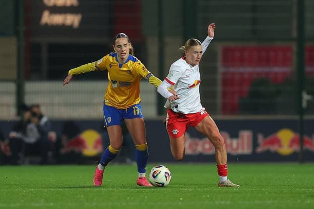 RB Leipzig - Jena 1. Bundesliga Frauen Leipzig, Trainingszentrum am Cottaweg, 06.11.2025, Fußball, Frauen, Saison 2025 2026, Frauen-Bundesliga, 9. Spieltag , RB Leipzig - FC Carl Zeiss Jena , Im Bild v.l.: Rieke Tietz (17, Jena) und Marlene Müller Mueller (27, Leipzig) ,