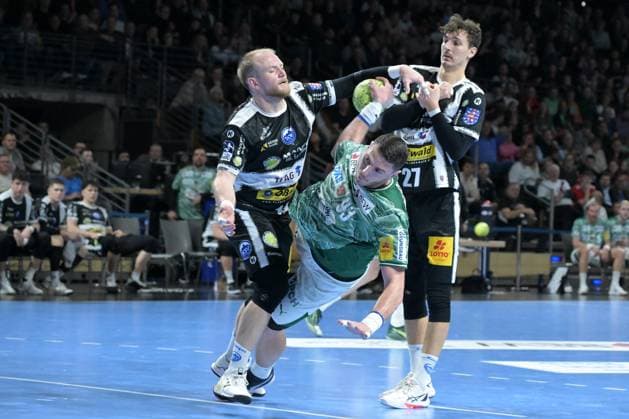 06.11.2025, xlakx, Handball, DHB-Pokal 1 8 Finale, Fuechse Berlin - ThSV Eisenach v.l. Peter Walz (ThSV Eisenach), Mijajlo Marsenic (Fuechse Berlin), Philipp Meyer (ThSV Eisenach), Zweikampf, Duell, Kampf, tackle Berlin