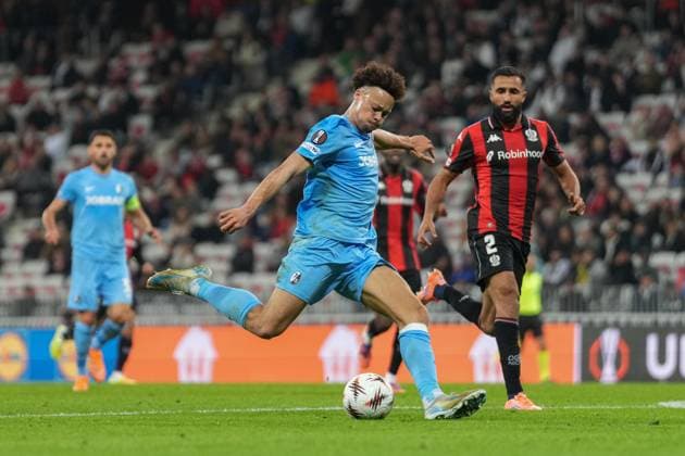 Derry Scherhant (SC Freiburg, 07) am Ball , Frankreich, Fussball, UEFA Europa League, 4.Spieltag, Ligaphase, 2025 2026, OGC Nizza vs. SC Freiburg, 06.11.2025, Allianz Riviera, Nizza, Frankreich Nizza Allianz Riviera Provence-Alpes-CÃ te d Azur, CÃ Frankreich Copyright: xArnexAmbergx