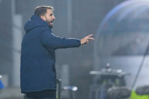 Theodoros Dedes (Trainer, Cheftrainer, TSG), gibt Anweisungen, gestikuliert, mit den Armen gestikulieren, Einzelbild, Einzelfoto, Aktion, Action, 06.11.2025, Sinsheim (Hoffenheim) (Deutschland), Fussball, Google Pixel Frauen-Bundesliga, TSG 1899 Hoffenheim - SC Freiburg, DFB DFL REGULATIONS PROHIBIT ANY USE OF PHOTOGRAPHS AS IMAGE SEQUENCES AND OR QUASI-VIDEO.